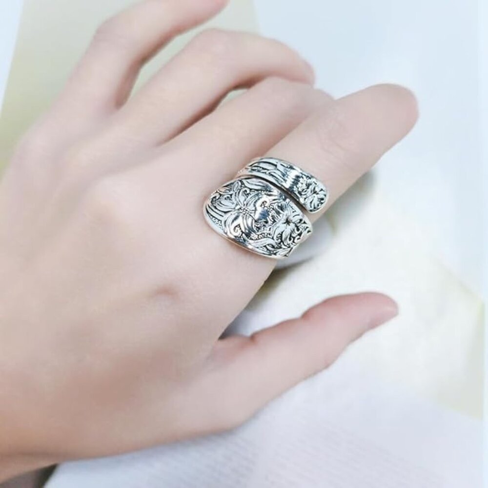Silver floral woman's ring
